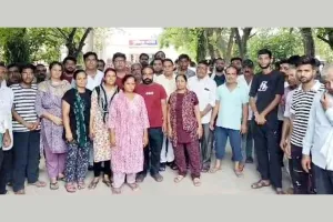 Suicide Case: आरोपियों की गिरफ्तारी की मांग, शव का अंतिम संस्कार करने से इन्कार
