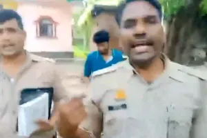 Viral Video: ‘‘उल्टा चोर (कोतवाल) ही डाटे’’! एक तो नेमप्लेट नहीं ऊपर से पत्रकार को थप्पड़ रसीद कर दिया! वीडियो वायरल