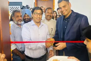 डीसी ने किया शीशमहल प्रोजेक्ट के सैंपल फ्लैट का उद्घाटन