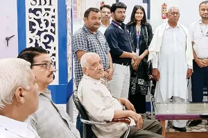 वरिष्ठ नागरिक बीरबल इन्सां एसबीआई मैनेजमेंट से सम्मानित!