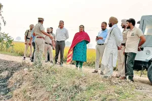 Stubble Burning: पराली जलाने की सूचना पर तुरंत पहुंचे उपायुक्त, बुझवाई आग
