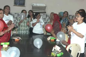 मोक्ष वृद्ध आश्रम की महिलाओं के साथ बांटी खुशियां