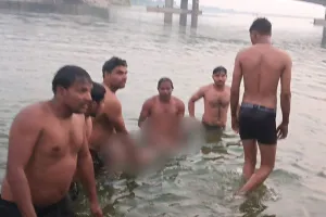 नहाते वक्त यमुना में समाया 12 वर्षीय बालक व युवक, मौत