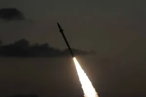 Israel Airstrikes Iran: हमले का जवाब हमले से! इजरायल ने दागी ईरान के सैन्य ठिकानों पर मिसाइलें!