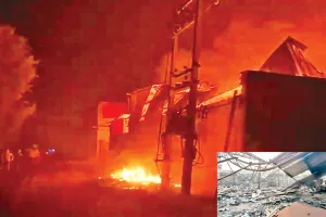 Fire: फर्नीचर फैक्ट्री में लगी आग, लाखों का नुक्सान