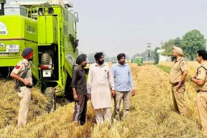 खेतों में जाकर किसानों से मिले डीएसपी