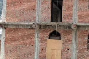 Shimla News: खुद ही गिराई जाने लगी संजौली मस्जिद की ‘अवैध’ मंजिलें!