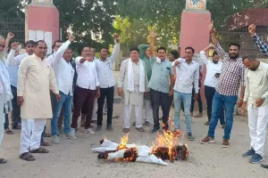 Teachers Protest: शिक्षकों ने फूंका शिक्षा मंत्री का पुतला, दी आदोलन की चेतावनी