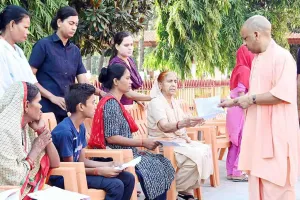 CM Yogi Adityanath: यूपी सीएम योगी की माँ की तबीयत बिगड़ी
