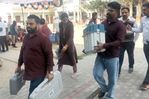 उपचुनाव कल, मतदान केंद्रों के लिए टीमें रवाना