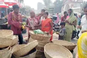Chhath Puja 2024: छठ पर्व को लेकर बाजार में खरीदारी के लिए उमड़े पूर्वांचलवासी