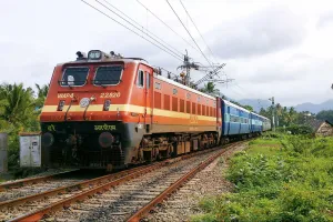 बीदासर थाना पुलिस ने रेल पटरियों के बीच गाड़ी लॉक कर आत्महत्या करने के लिए गाडी के अंदर बैठे युवक की बचाई जान