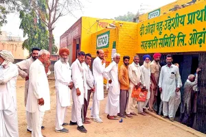 DAP Fertilizer Distributed Case: पासबुक में केवल पैसों का लेनदेन करने वालों को मिल रहे 2 बैग खाद, किसान बोले, हमें एनपीके नहीं डीएपी चाहिए