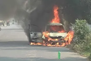 द बर्निंग कार: बाल-बाल बचे चाचा-भतीजी