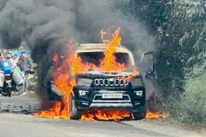 Car Catches Fire: चलती कार में लगी आग, चंद मिनटों में जली कार