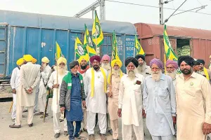 Farmers: किसानों ने रेलवे स्टेशन पर डीएपी रैक का किया घेराव