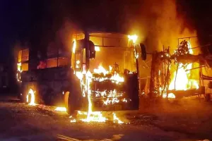 Bus Fire: धमाके के साथ निजी बस में लगी आग