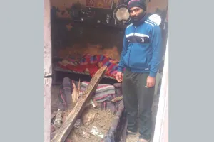 Roof Collapse: बारिश के पानी से मकान की छत गिरी, हताहत नही