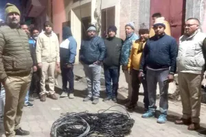 कैराना में मॉर्निंग रेड के दौरान 13 घरों में पकड़ी बिजली चोरी, हड़कंप