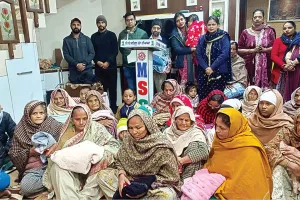 बेटे की शादी व बेटी के जन्मदिन पर 50 जरूरतमंद लोगों को वितरित किए वस्त्र