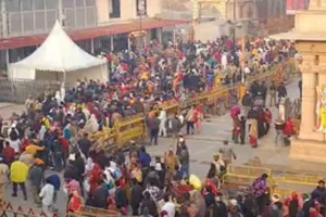 Ayodhya News: राम नगरी अयोध्या में आस्था का जनसैलाब, चप्पे-चप्पे पर पुलिस