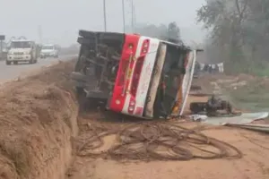 Bus Accident: दूसरे वाहन को बचाने के प्रयास में पलटी बस, दो घायल