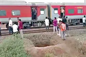 Pushpak Express Accident: महाराष्ट्र के जलगांव में भयानक ट्रेन हादसा, आग की अफवाह से चलती ट्रेन से कूदे यात्री