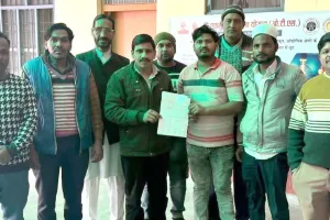 बरगद का पेड़ काटने की फिराक में ठेकेदार, एसडीएम से शिकायत