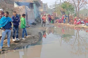 वार्ड 2 स्थित राव पत्ती मोहल्ले में घरों के बाहर गली में जमा हो रहा ओवरफ्लो सीवरेज का गंदा पानी