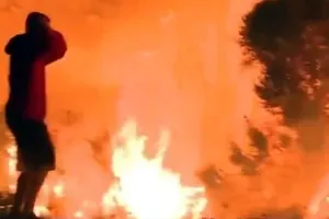 Los Angeles Fire Update: कैलिफोर्निया के लॉस एंजिल्स में आग ने धरा भयावह रूप! अब तक 25 लोगों की मौत, 12 लापता