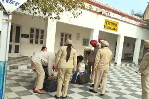 पुलिस ने रेलवे स्टेशनों पर चलाया चेकिंग अभियान