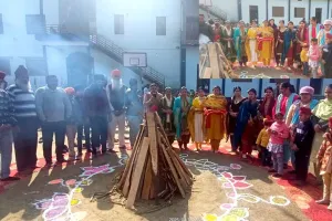 Lohri: शिखर शिक्षा सदन के छात्र-छात्राओं ने परंपरागत ढंग से मनाया लोहड़ी का त्यौहार