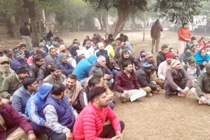 PGIMS: पीजीआईएमएस में आउटसोर्सिग पर लगे कर्मचारियों ने शुरू किया सांकेतिक धरना