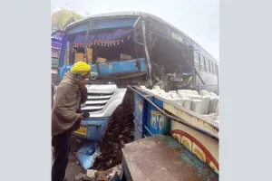 धुंध का कहर: टाईलों से भरी ट्रॉली में भिड़ी पीआरटीसी की बस