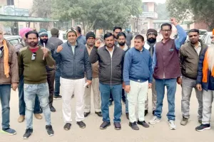Protested: बिजली कर्मचारी गरजे, जमकर किया प्रदर्शन
