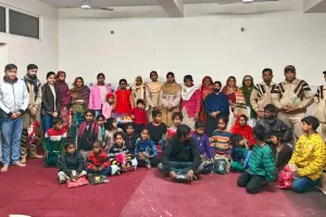 Distribute Warm Clothes: डेरा अनुयायियों ने बांटे 50 जरूरतमंद परिवारों को गर्म कपड़े