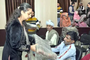 डीएम ने दिव्यांगों को वितरित किए कंबल