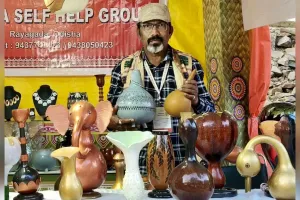 38th Surajkund Mela 2025: सैलानियों को खूब भा रहा ओडिशा से आए हिमांशु का ‘घीया कला’