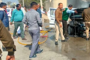 Car Fire Accident: चलती कार में लगी आग, आधी से ज्यादा जली कार, अंदर बैठे युवा सुरक्षित