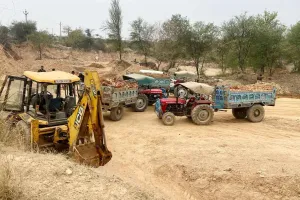 खान विभाग जयपुर की बड़ी कार्रवाई, अवैध खनन गतिविधियों में लिप्त 13 वाहन-मशीनरी जब्त