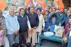 दिल्ली जीत पर भाजपा वर्करों ने बांटे लड्डू