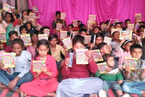 Bihar: बिहार की साध-संगत ने 200 जरूरतमंद बच्चों को दिए पेन और कॉपी