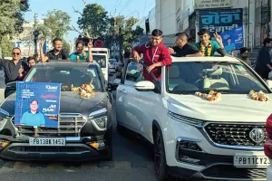 Roadshow: जेईई के परिणामों की सफलता को लेकर संगरूर के बाजारों में निकाला रोड शो