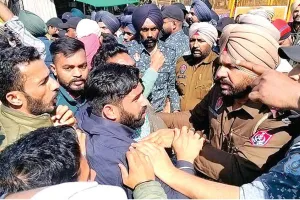 सीएम आवास का घेराव करने जा रहे अध्यापकोंं को पुलिस ने रास्ते में रोका, हुई धक्का-मुक्की