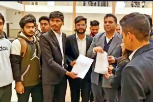 Students Protest: विद्यार्थियों ने मांगों को लेकर किया रोष-प्रदर्शन, रजिस्ट्रार ने मौके पर पहुंचकर दिया समाधान का आश्वासन