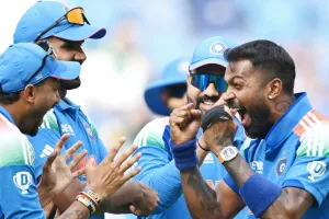 India vs Pakistan Match Updates: विराट के आगे बेबस हुआ पाकिस्तान, क्या सेमिफाइनल में जाएगा पाकिस्तान?