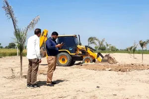 JCB Action: भूना में अवैध कॉलोनी पर चला पीला पंजा