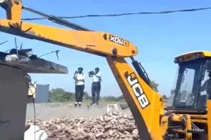 Uttarakhand News: रोडवेज परियोजना के लिए रुद्रपुर की विश्वकर्मा मार्केट में चला बुलडोजर