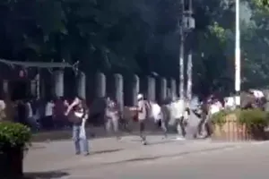 Bangladesh: ढाका में गुस्साए हजारों मजदूरों ने हाईवे जाम करके जताया विरोध!