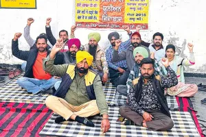 मांगों को लेकर नरेगा कर्मियों ने विकास कार्य ठप कर रोष प्रदर्शन जारी रखा